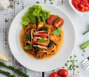 Squid fried with curry paste